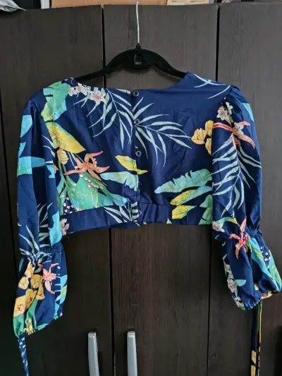 Blusa corta floral azul con mangas abullonadas - miniatura 1