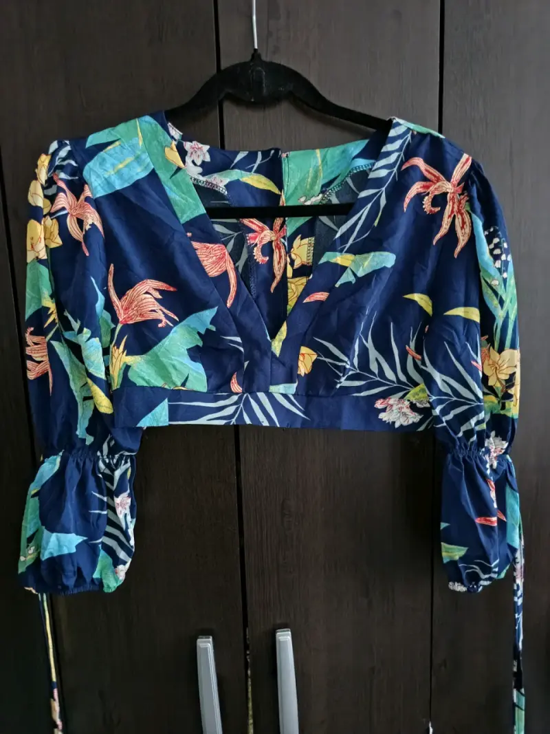 Blusa corta floral azul con mangas abullonadas - 2
