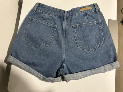 Short de jeans estilo Mom - miniatura 2