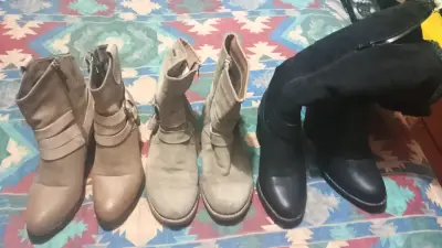 Lote de botas de mujer en varios colores - miniatura 1