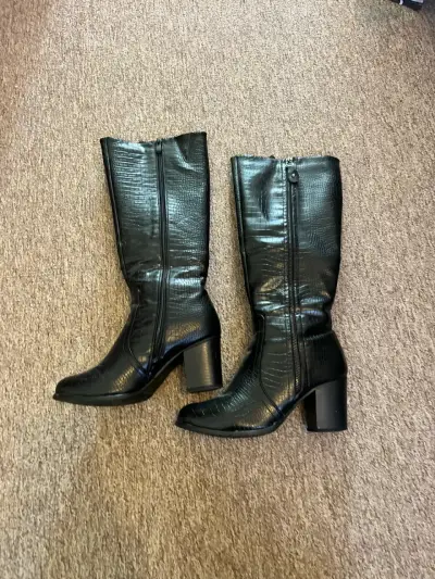 Botas negras con diseño de cocodrilo - miniatura 1