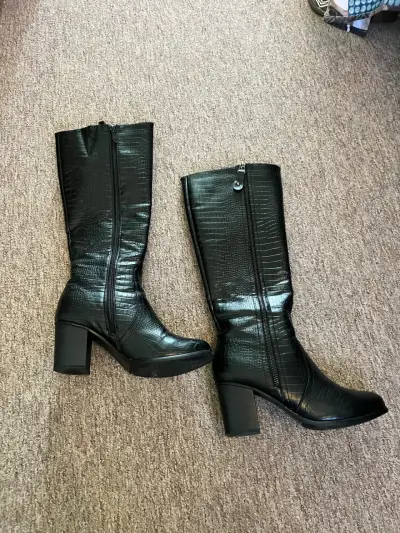 Botas negras con diseño de cocodrilo - miniatura 2