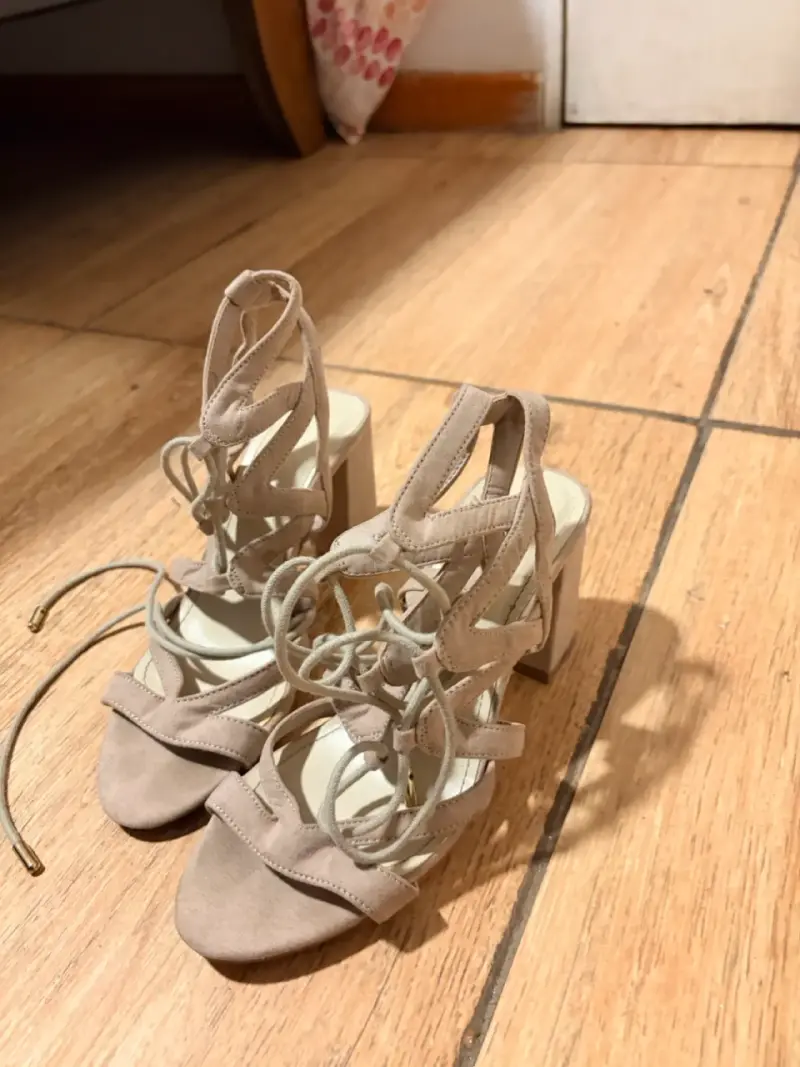 Sandalias de tacón alto color beige con cordones - 1