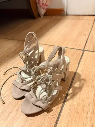 Sandalias de tacón alto color beige con cordones - miniatura 1