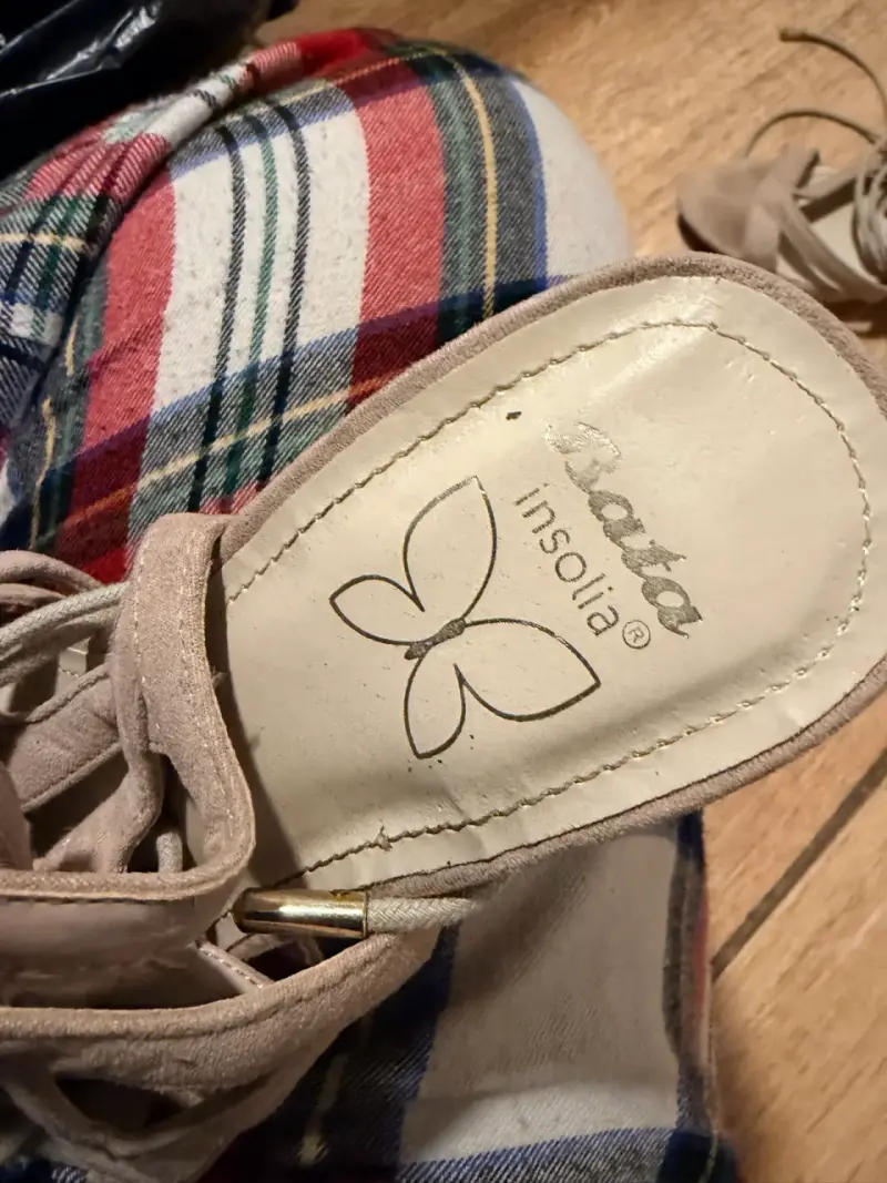 Sandalias de tacón alto color beige con cordones - 2