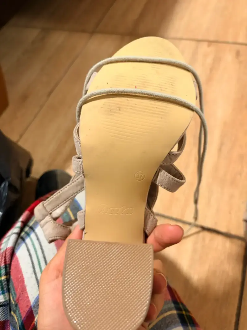Sandalias de tacón alto color beige con cordones - 3