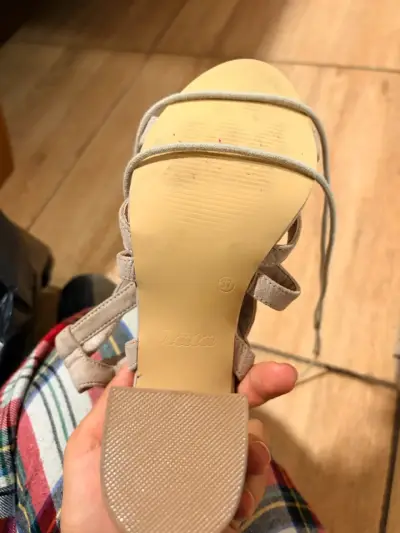 Sandalias de tacón alto color beige con cordones - miniatura 3