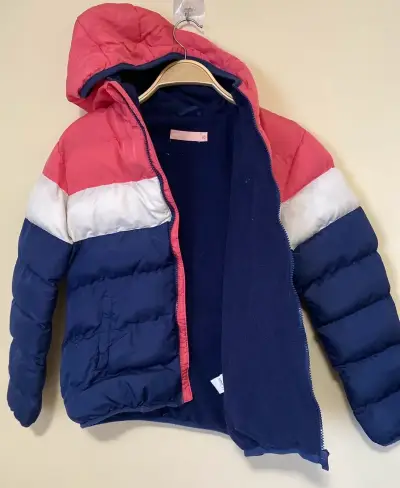Chaqueta acolchada infantil tricolor con capucha - miniatura 1