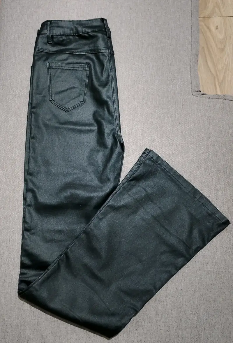 Pantalones de cuero sintético negro