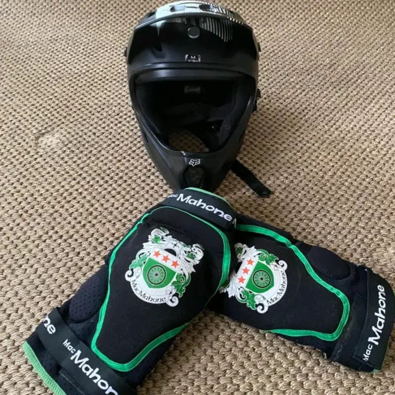 Casco Fox Rampage MTB + Rodilleras de Regalo - 1