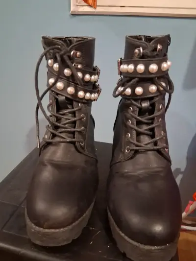 Botas negras 37 con perlas decorativas - miniatura 2