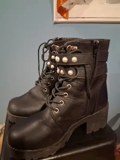 Botas negras 37 con perlas decorativas - miniatura 3
