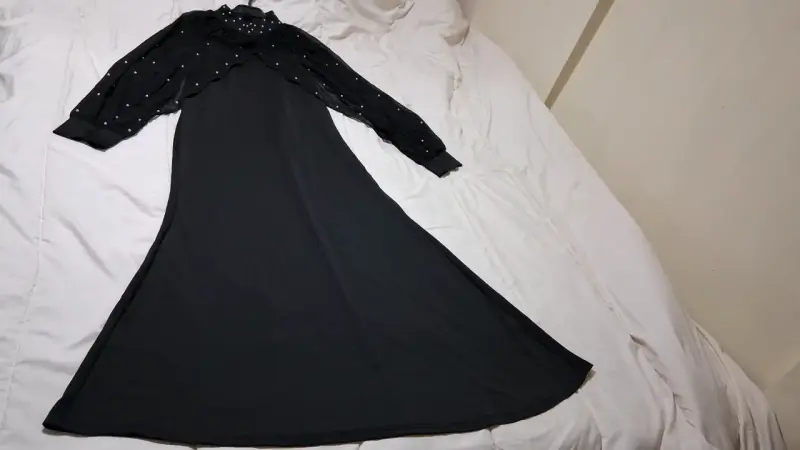 Vestido largo negro elegante con capa de tul - 5