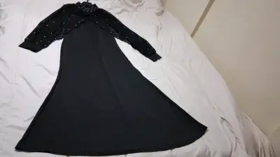 Vestido largo negro elegante con capa de tul - miniatura 5