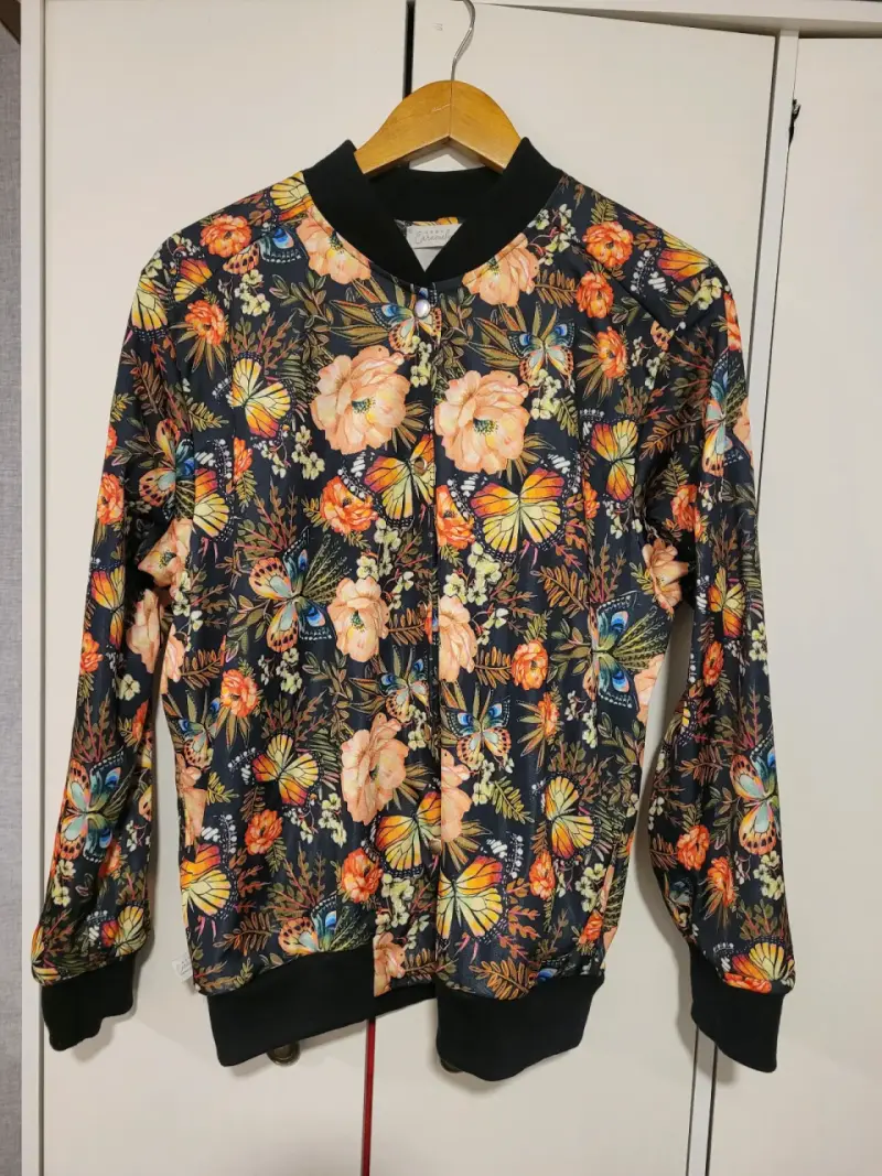 Chaqueta bomber floral colorida - 1