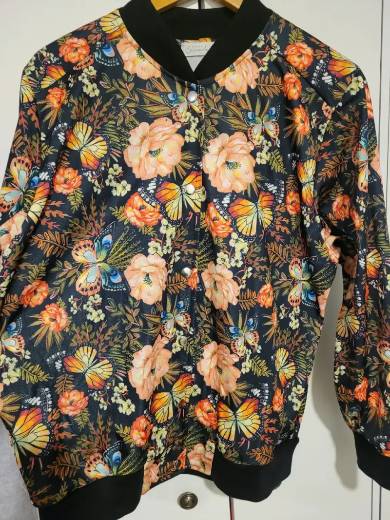 Chaqueta bomber floral colorida - 2