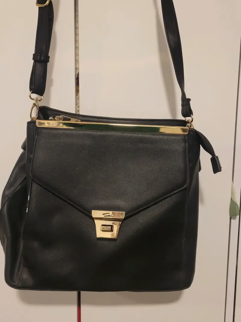 Elegante cartera negra de cuero con detalles dorados - 1
