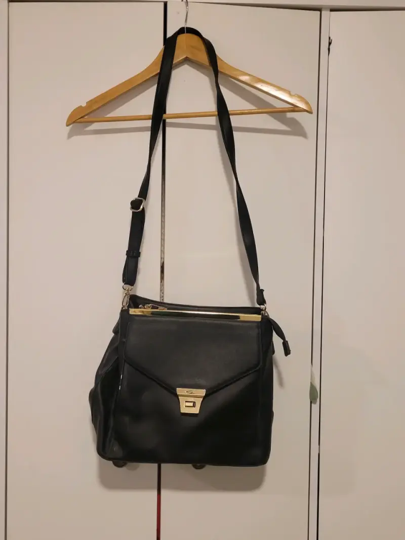 Elegante cartera negra de cuero con detalles dorados - 2