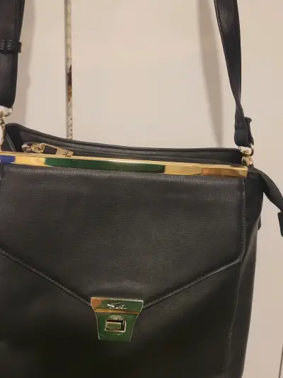 Elegante cartera negra de cuero con detalles dorados - miniatura 3
