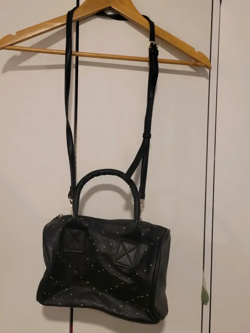 Bolso negro con tachas elegante - 1