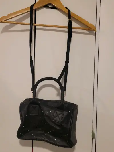 Bolso negro con tachas elegante - miniatura 1