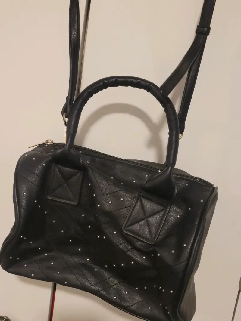 Bolso negro con tachas elegante - 2
