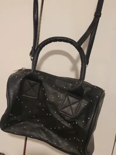 Bolso negro con tachas elegante - miniatura 2