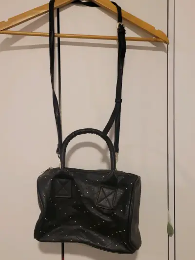 Bolso negro con tachas elegante - miniatura 3