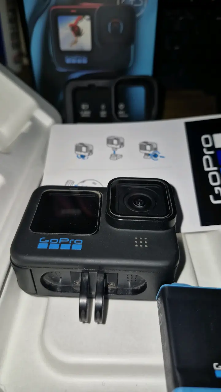 Cámara GoPro Hero 10 Black con accesorios - 1