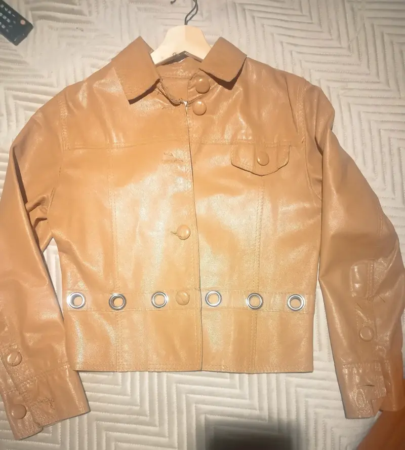 Chaqueta de cuero beige para mujer