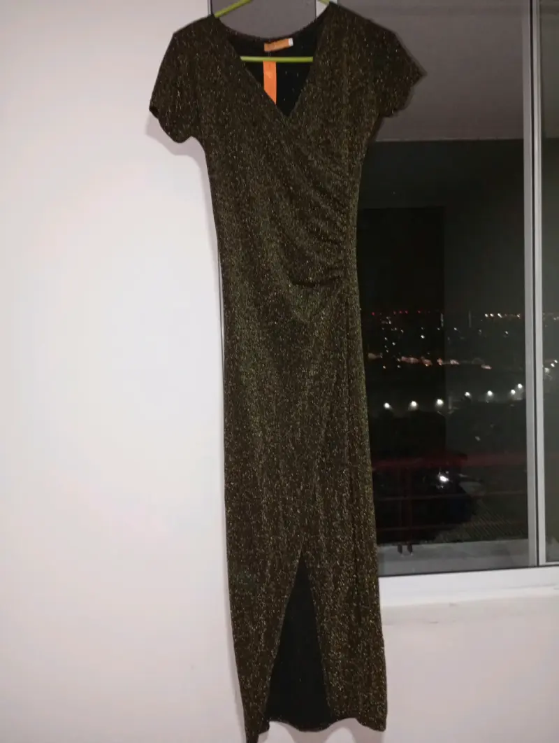 Vestido de fiesta dorado con brillo - 1