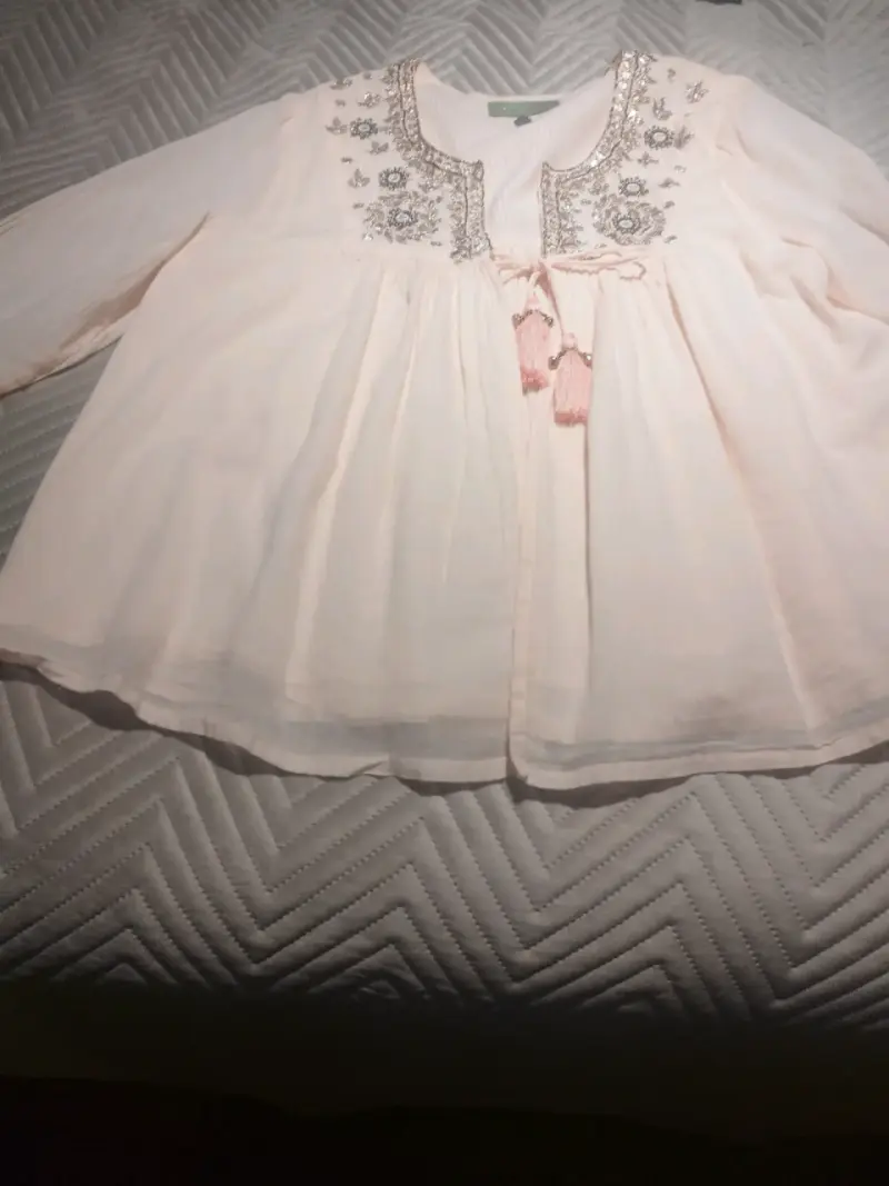 Blusa bohemia bordada con detalles de borlas
