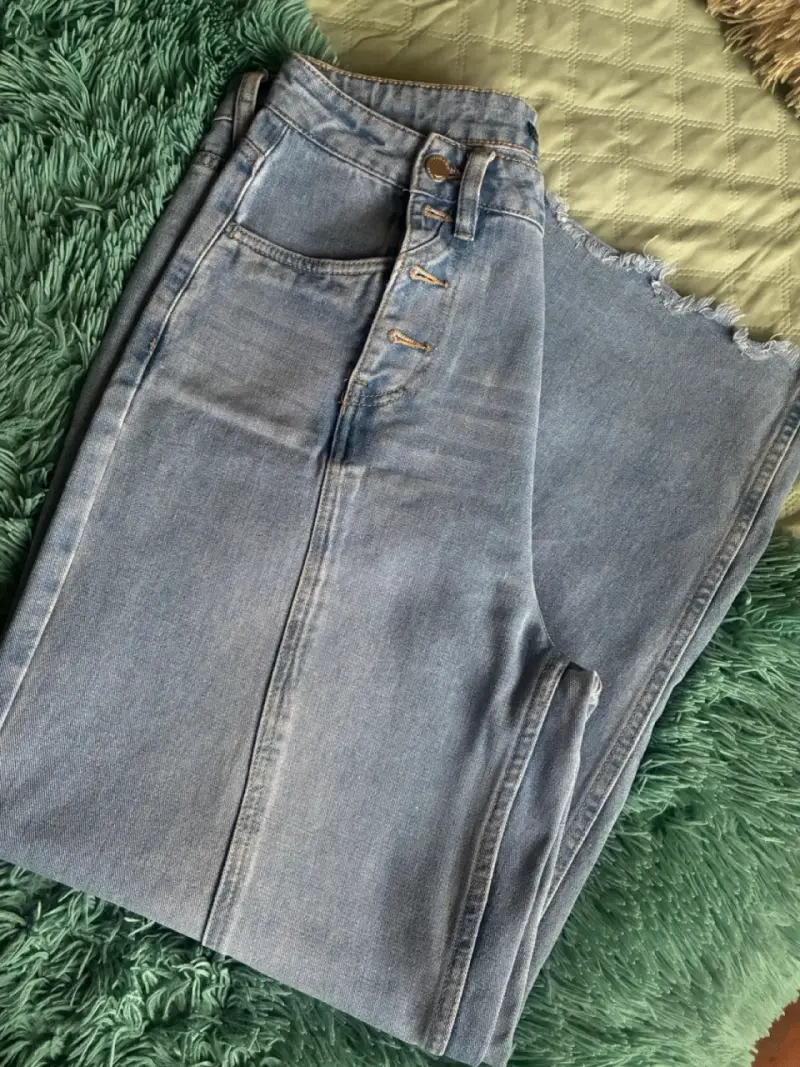 Jeans de mezclilla azul claro con botones lateral