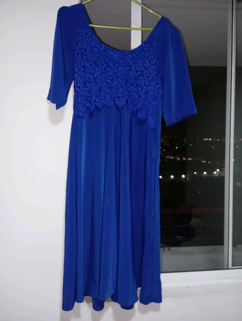 Vestido azul con encaje floral - 1