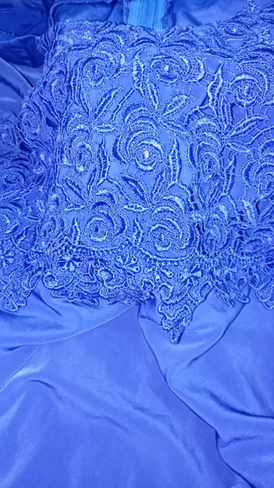 Vestido azul con encaje floral - miniatura 2