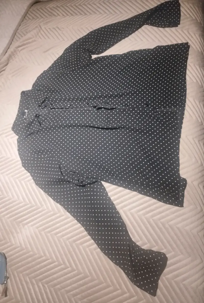 Blusa de mujer negra con lunares blancos