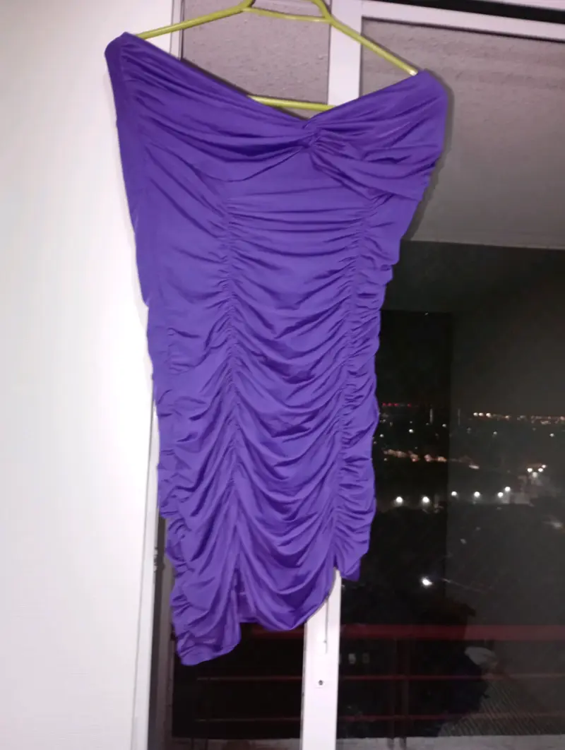 Vestido corto morado ajustado con fruncidos - 1