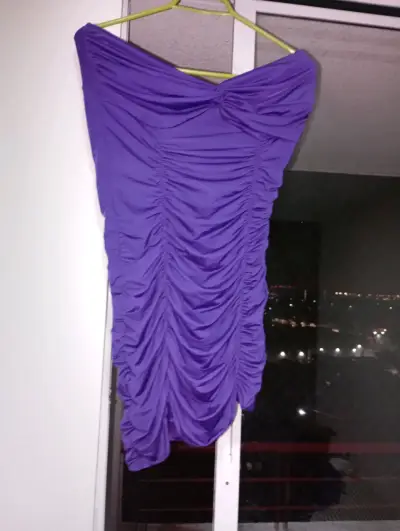 Vestido corto morado ajustado con fruncidos - miniatura 1