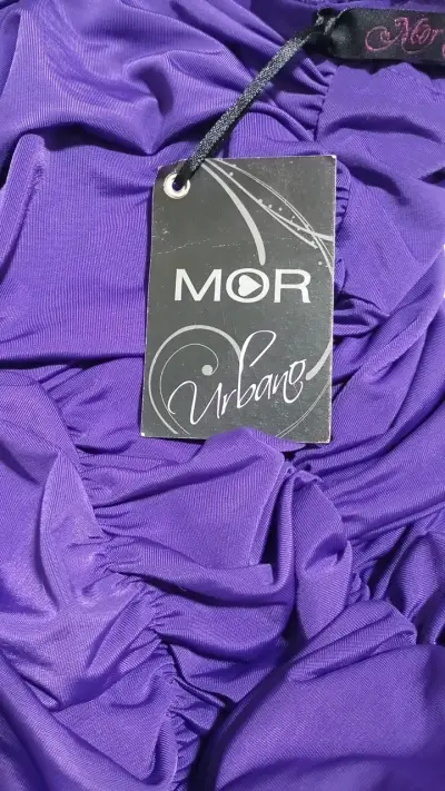 Vestido corto morado ajustado con fruncidos - miniatura 2