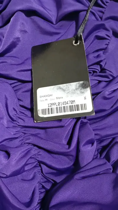 Vestido corto morado ajustado con fruncidos - miniatura 3