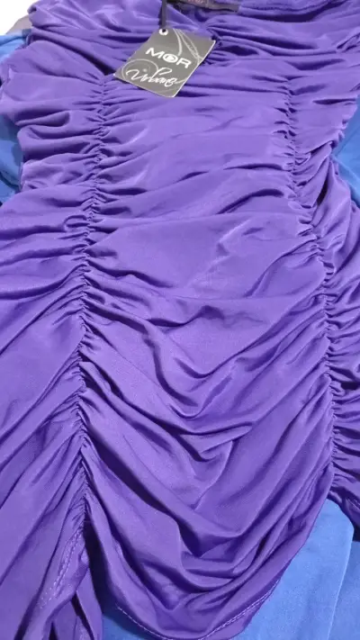 Vestido corto morado ajustado con fruncidos - miniatura 4