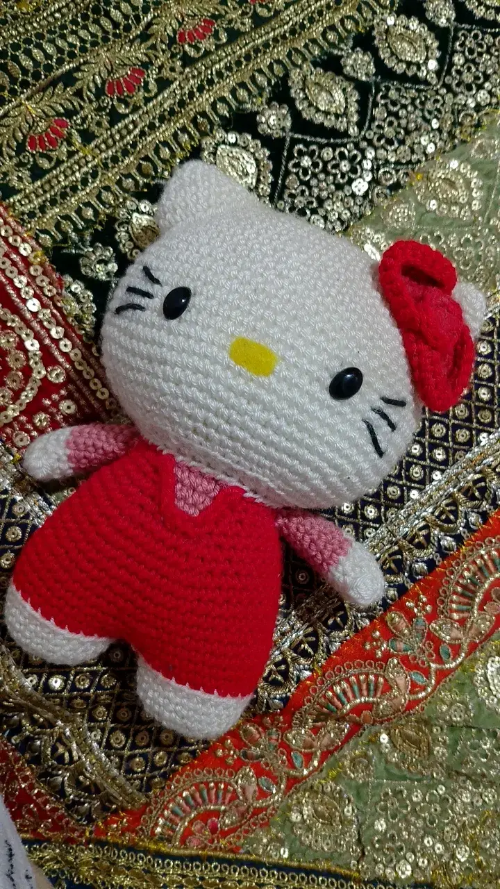 Muñeco tejido Hello Kitty rojo