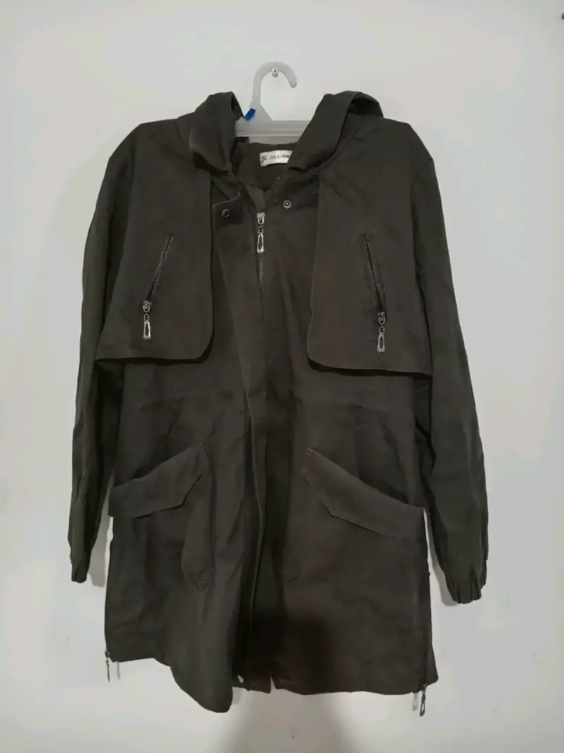 Parka negra con capucha y bolsillos