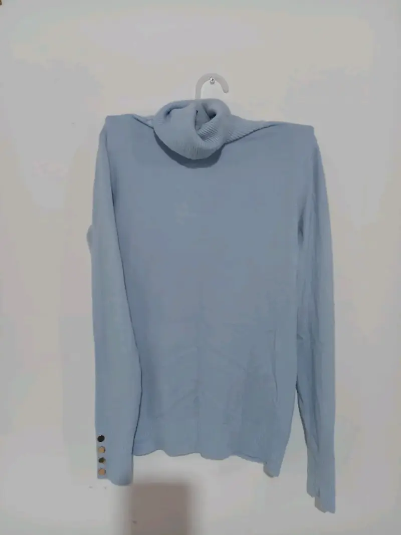 Suéter cuello alto celeste