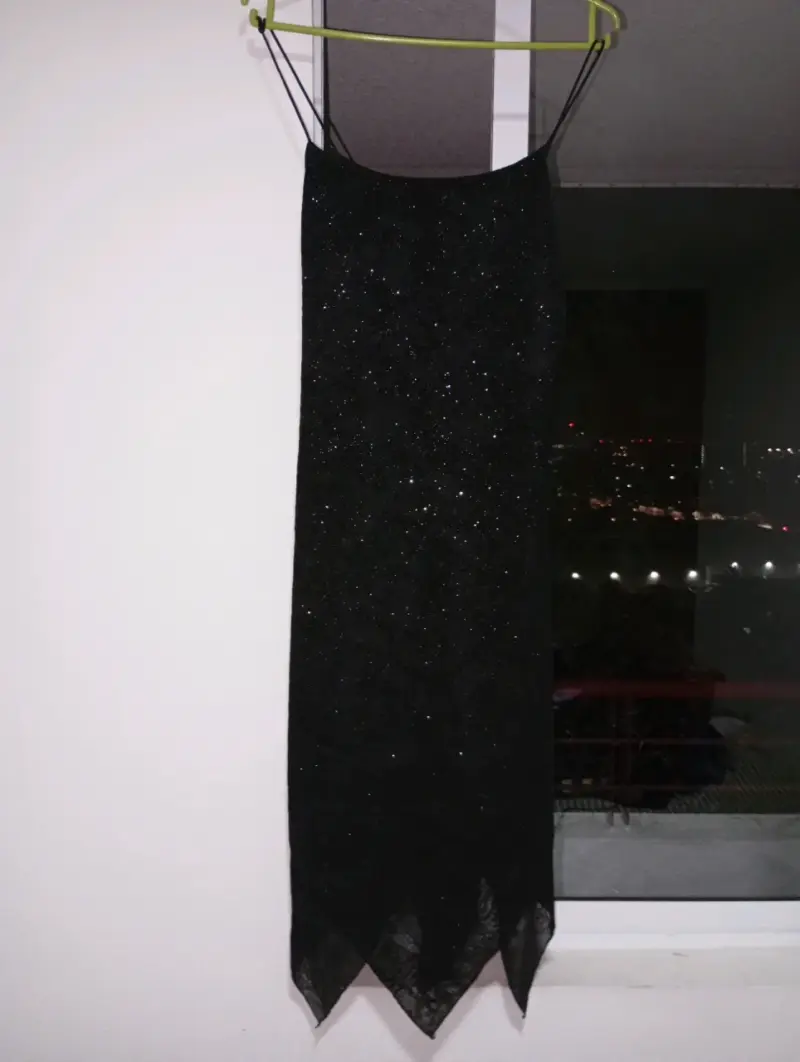 Vestido negro de fiesta con brillo