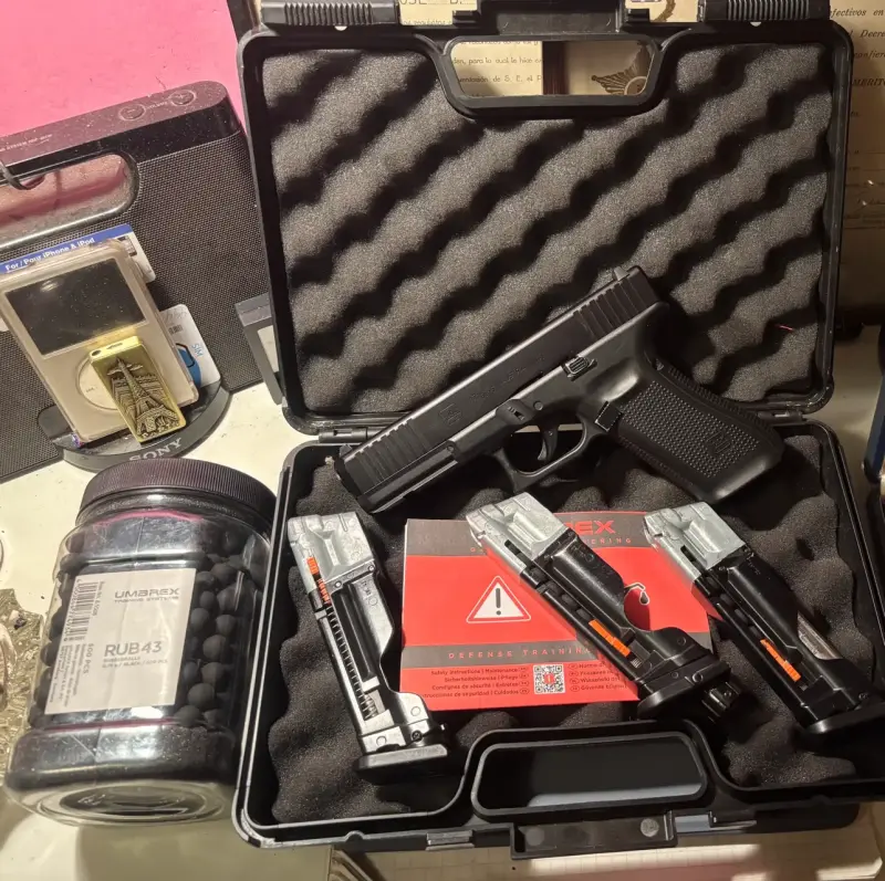 Pistola de aire comprimido Umarex con accesorios - 1