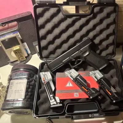 Pistola de aire comprimido Umarex con accesorios - miniatura 1