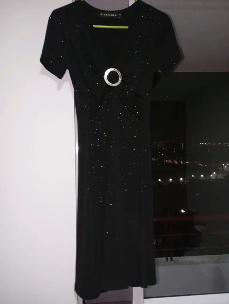 Vestido negro elegante con detalles brillantes