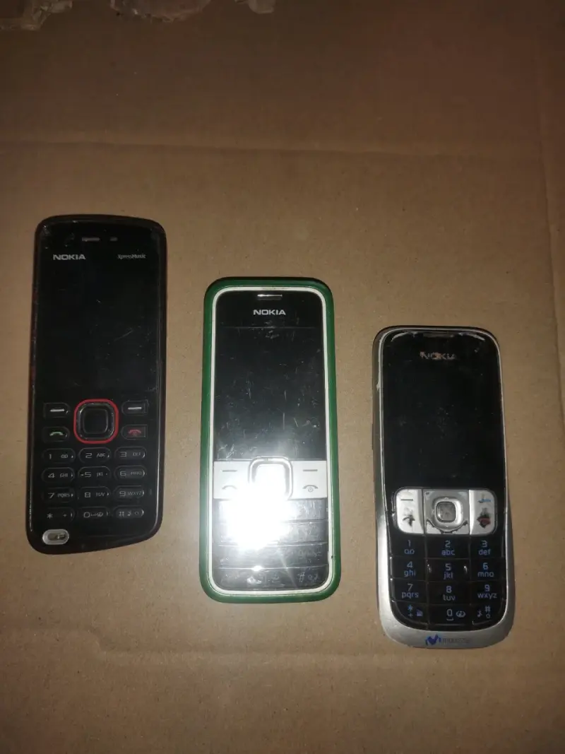 Lote de 3 celulares Nokia antiguos - 1
