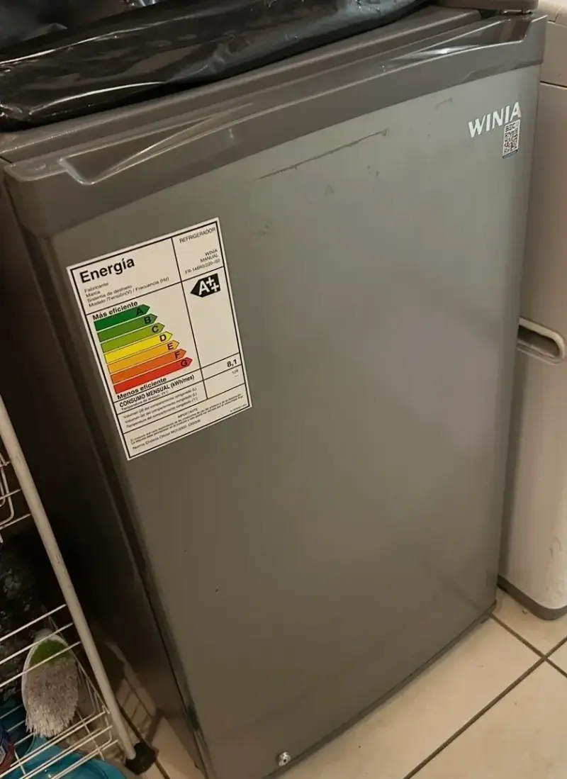 Refrigerador compacto Winia gris con eficiencia A++ - 1